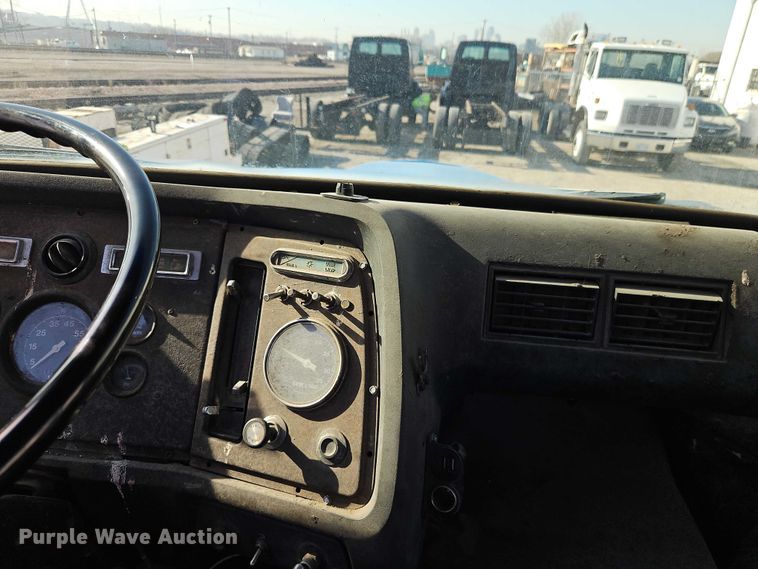 image for item EO7123 1988 Ford LN8000 truck cab and chassis