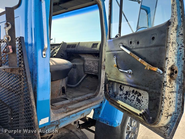 image for item EO7123 1988 Ford LN8000 truck cab and chassis