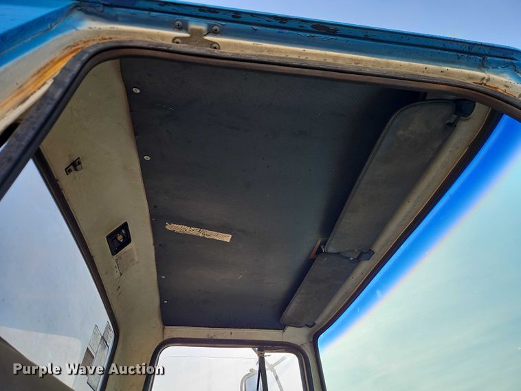 image for item EO7123 1988 Ford LN8000 truck cab and chassis