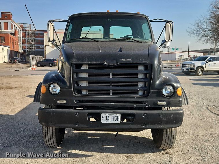 image for item EO7124 2000 Sterling Truck L7500 Series truck cab and chassis