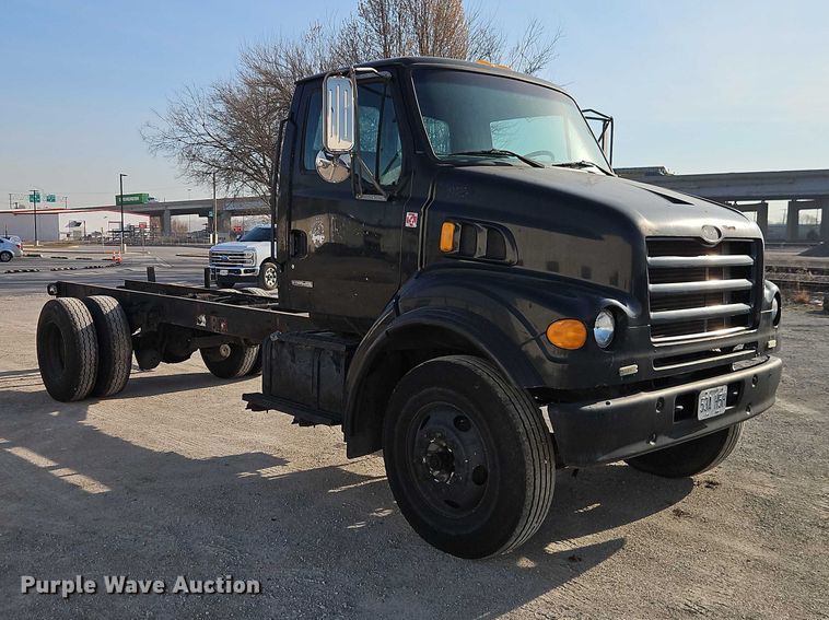 image for item EO7124 2000 Sterling Truck L7500 Series truck cab and chassis