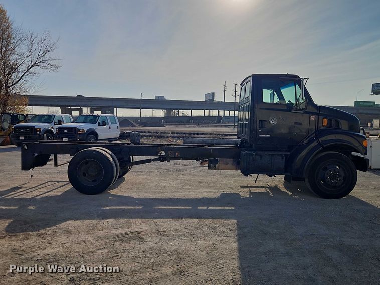 image for item EO7124 2000 Sterling Truck L7500 Series truck cab and chassis