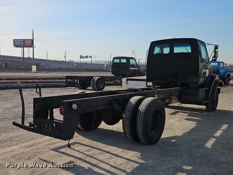 image for item EO7124 2000 Sterling Truck L7500 Series truck cab and chassis