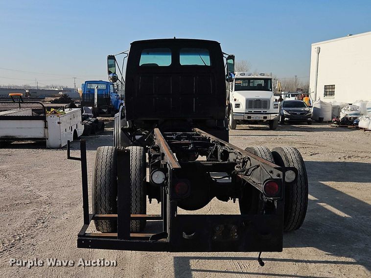 image for item EO7124 2000 Sterling Truck L7500 Series truck cab and chassis