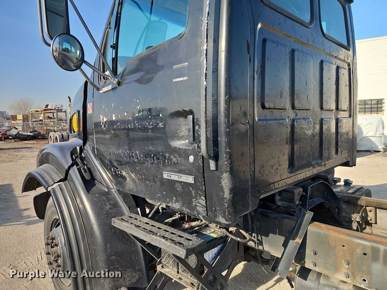 image for item EO7124 2000 Sterling Truck L7500 Series truck cab and chassis