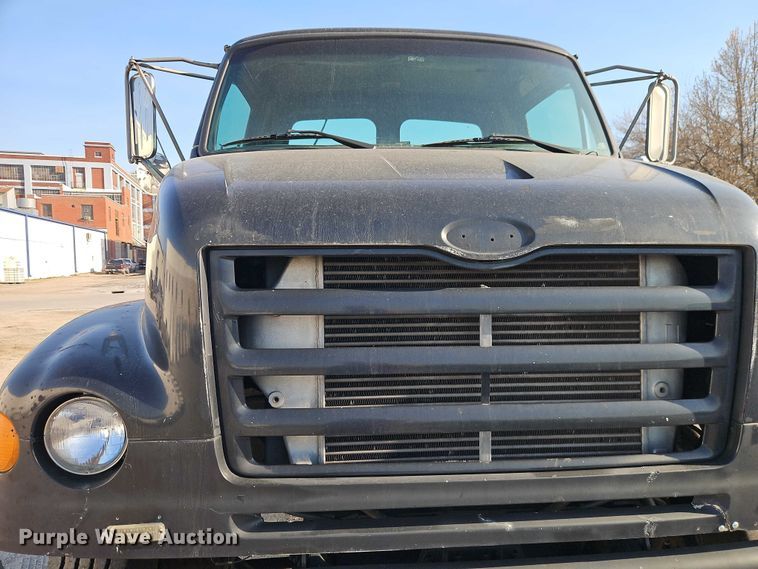 image for item EO7124 2000 Sterling Truck L7500 Series truck cab and chassis