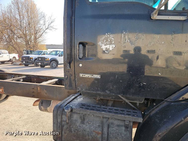 image for item EO7124 2000 Sterling Truck L7500 Series truck cab and chassis