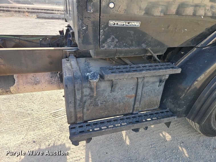 image for item EO7124 2000 Sterling Truck L7500 Series truck cab and chassis