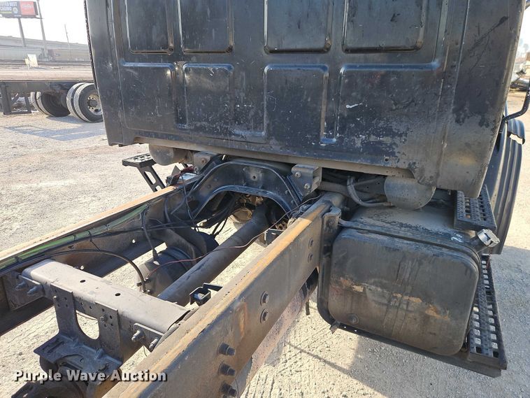 image for item EO7124 2000 Sterling Truck L7500 Series truck cab and chassis