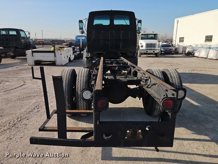 image for item EO7124 2000 Sterling Truck L7500 Series truck cab and chassis