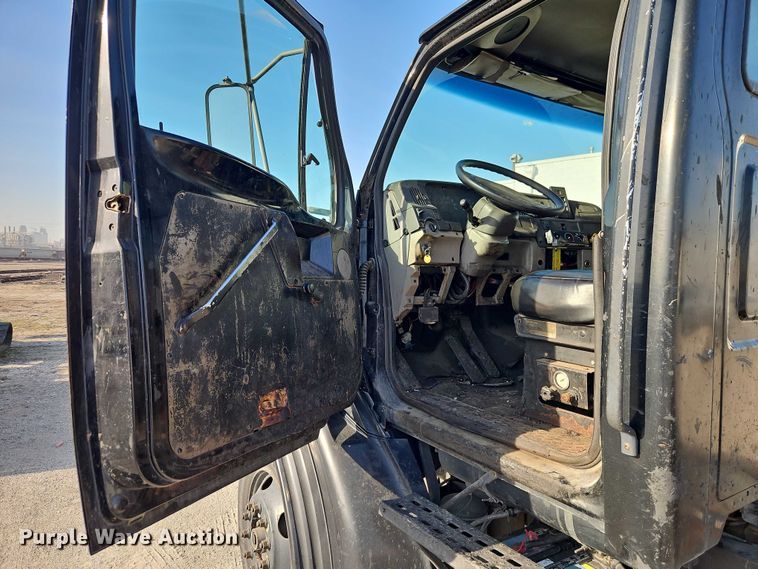 image for item EO7124 2000 Sterling Truck L7500 Series truck cab and chassis