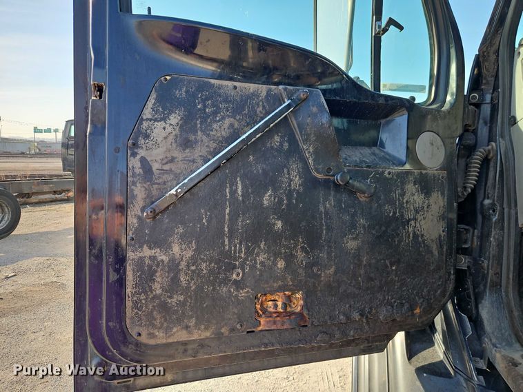 image for item EO7124 2000 Sterling Truck L7500 Series truck cab and chassis