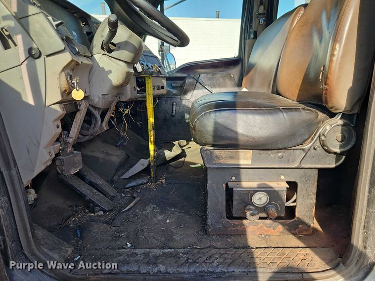 image for item EO7124 2000 Sterling Truck L7500 Series truck cab and chassis