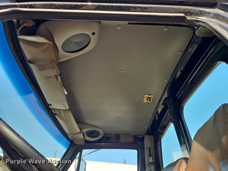 image for item EO7124 2000 Sterling Truck L7500 Series truck cab and chassis