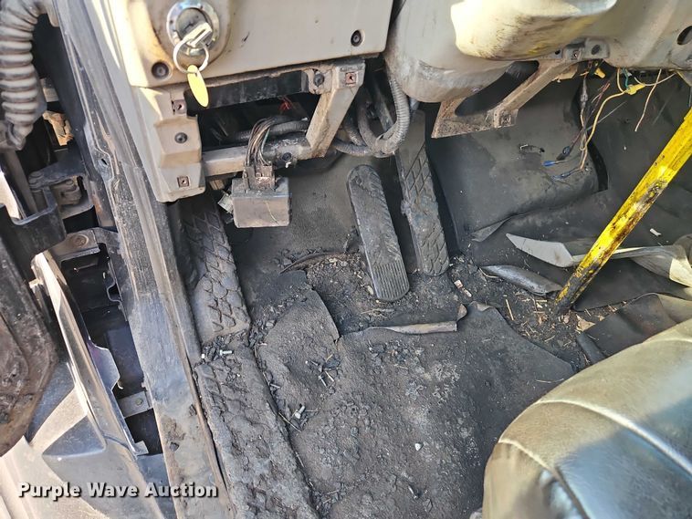 image for item EO7124 2000 Sterling Truck L7500 Series truck cab and chassis