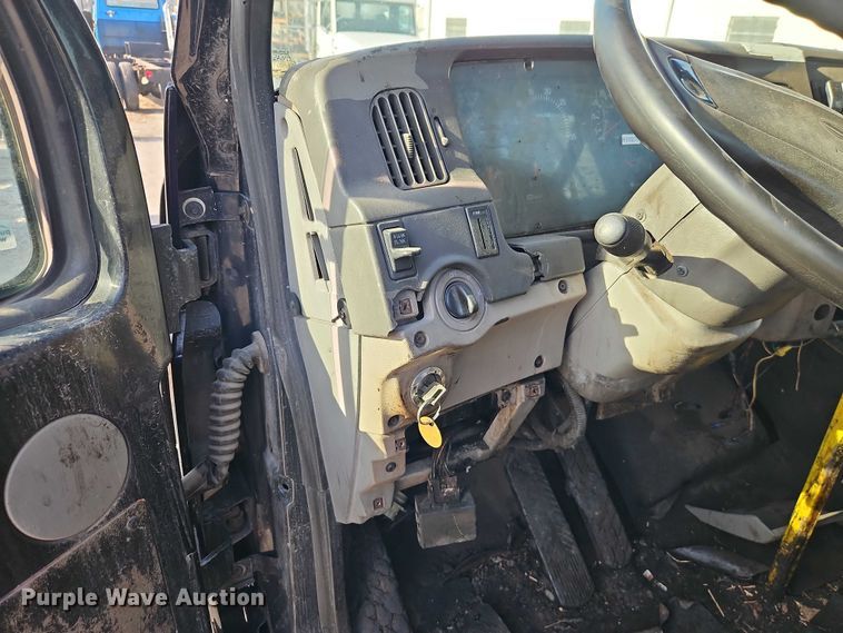 image for item EO7124 2000 Sterling Truck L7500 Series truck cab and chassis