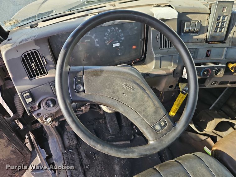 image for item EO7124 2000 Sterling Truck L7500 Series truck cab and chassis