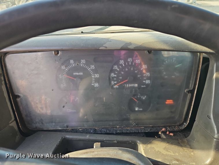 image for item EO7124 2000 Sterling Truck L7500 Series truck cab and chassis