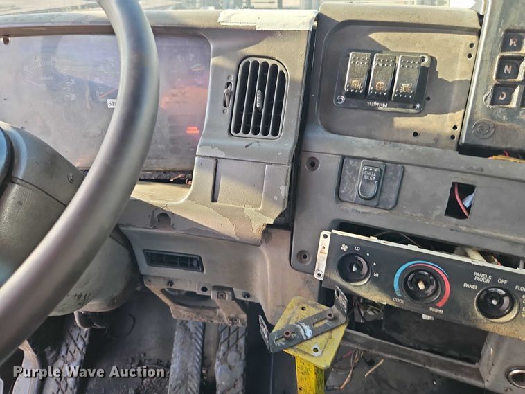 image for item EO7124 2000 Sterling Truck L7500 Series truck cab and chassis