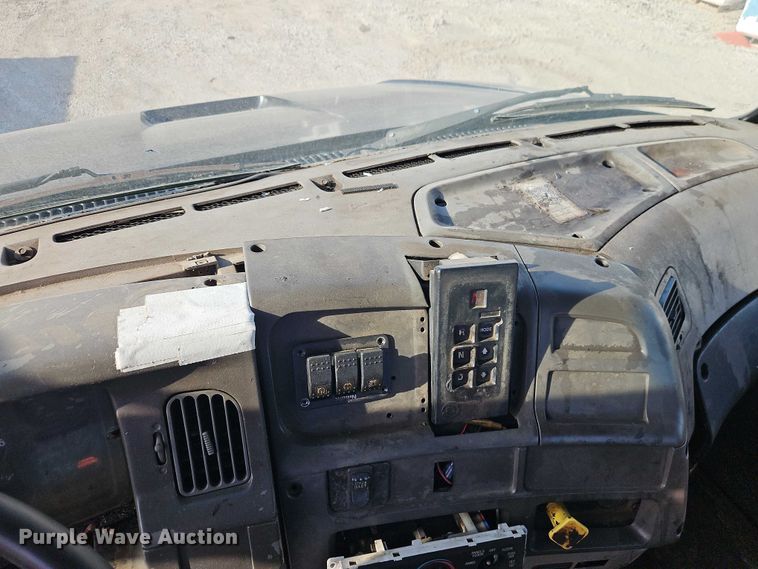 image for item EO7124 2000 Sterling Truck L7500 Series truck cab and chassis