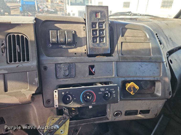 image for item EO7124 2000 Sterling Truck L7500 Series truck cab and chassis