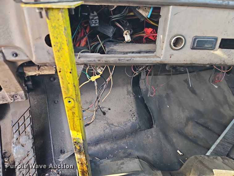 image for item EO7124 2000 Sterling Truck L7500 Series truck cab and chassis