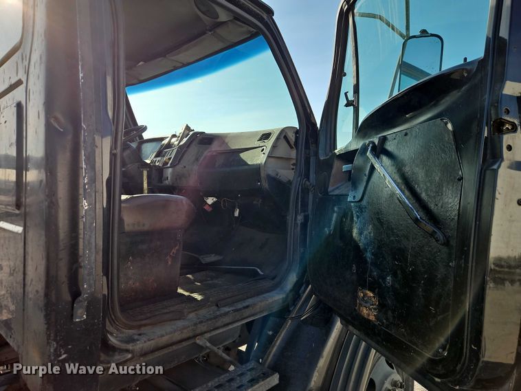 image for item EO7124 2000 Sterling Truck L7500 Series truck cab and chassis