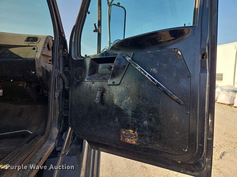 image for item EO7124 2000 Sterling Truck L7500 Series truck cab and chassis