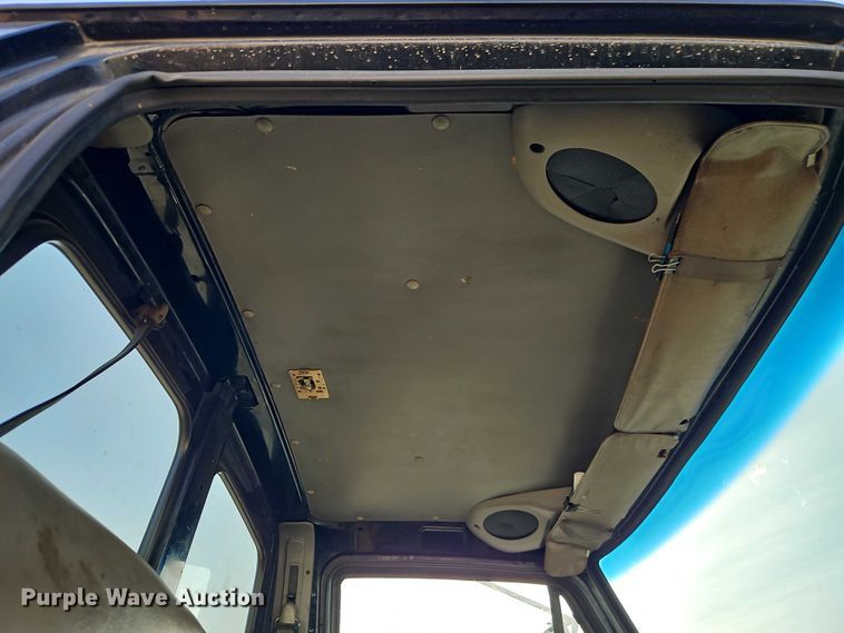 image for item EO7124 2000 Sterling Truck L7500 Series truck cab and chassis