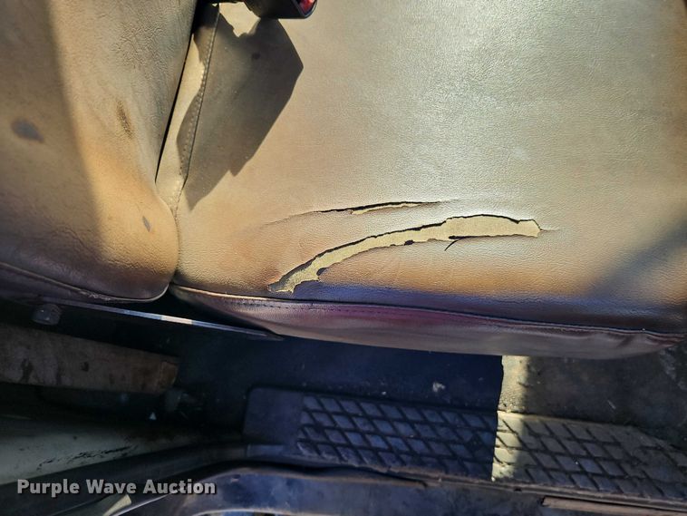 image for item EO7124 2000 Sterling Truck L7500 Series truck cab and chassis