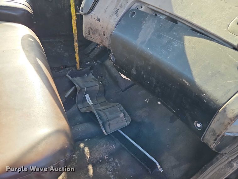 image for item EO7124 2000 Sterling Truck L7500 Series truck cab and chassis