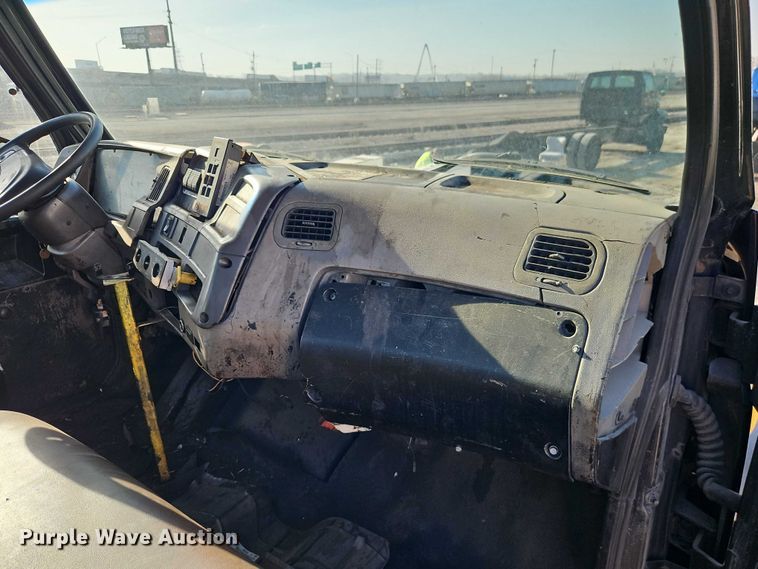 image for item EO7124 2000 Sterling Truck L7500 Series truck cab and chassis