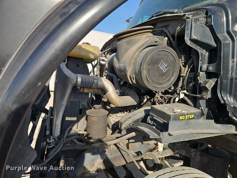 image for item EO7124 2000 Sterling Truck L7500 Series truck cab and chassis