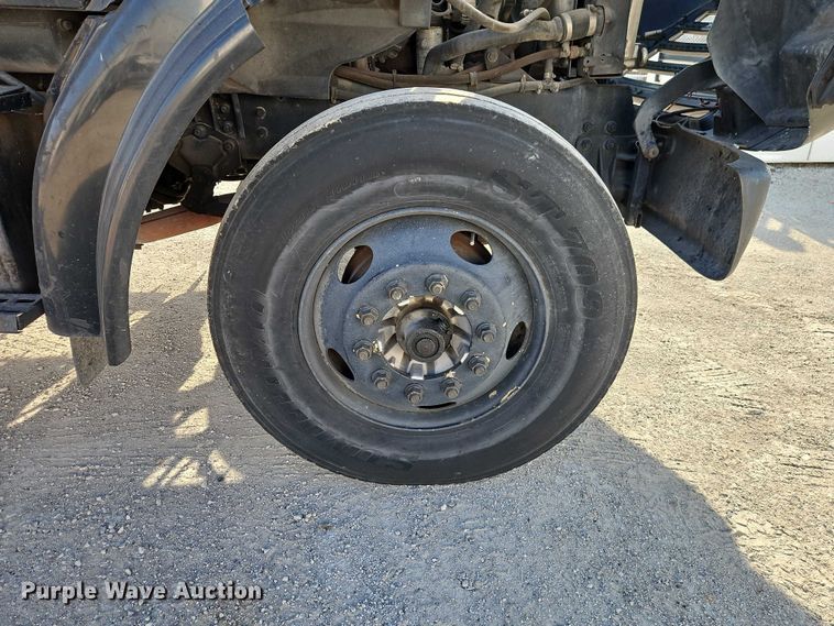 image for item EO7124 2000 Sterling Truck L7500 Series truck cab and chassis