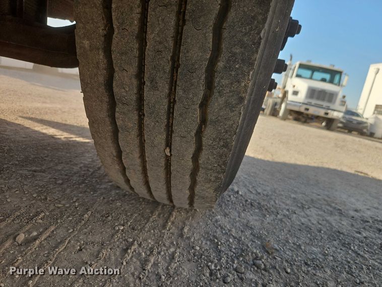 image for item EO7124 2000 Sterling Truck L7500 Series truck cab and chassis