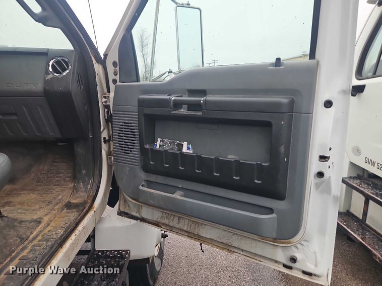 image for item EO7189 2013 Ford F750 box truck