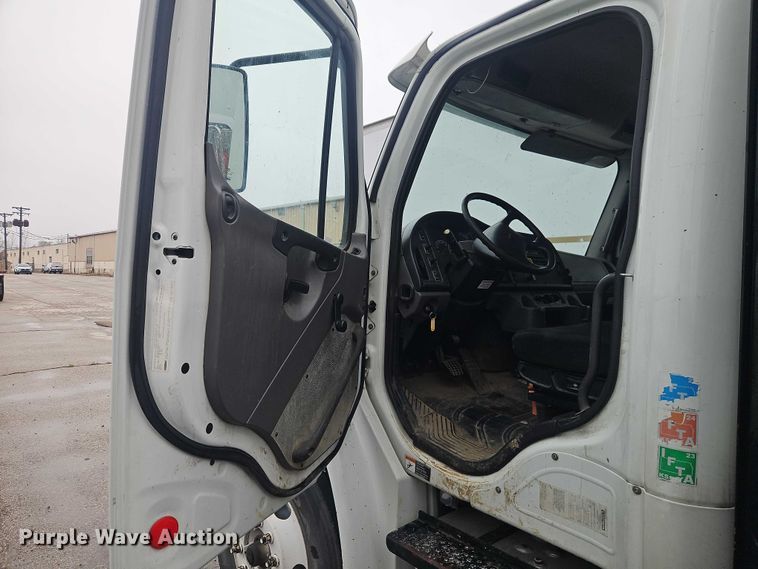 image for item EO7190 2016 Freightliner Business Class M2 flatbed truck