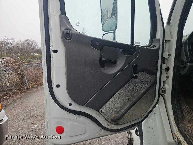 image for item EO7190 2016 Freightliner Business Class M2 flatbed truck