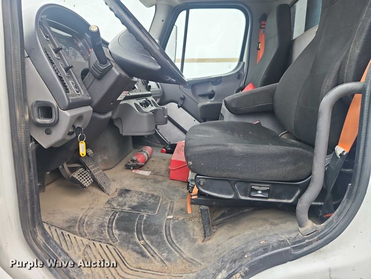 image for item EO7190 2016 Freightliner Business Class M2 flatbed truck