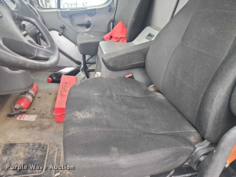 image for item EO7190 2016 Freightliner Business Class M2 flatbed truck