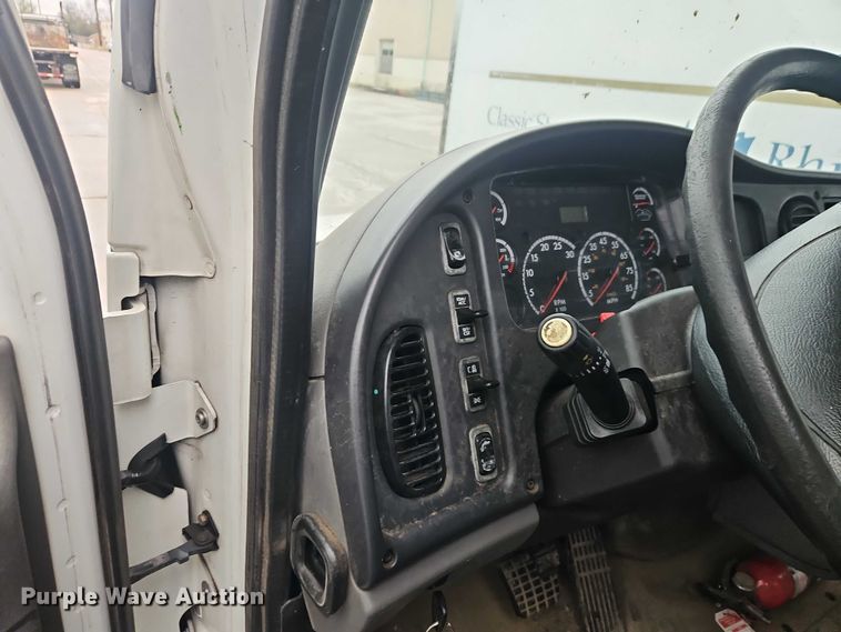 image for item EO7190 2016 Freightliner Business Class M2 flatbed truck