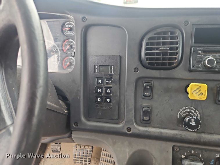 image for item EO7190 2016 Freightliner Business Class M2 flatbed truck