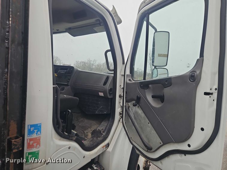 image for item EO7190 2016 Freightliner Business Class M2 flatbed truck