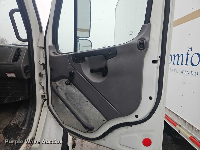 image for item EO7190 2016 Freightliner Business Class M2 flatbed truck