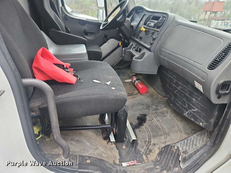 image for item EO7190 2016 Freightliner Business Class M2 flatbed truck