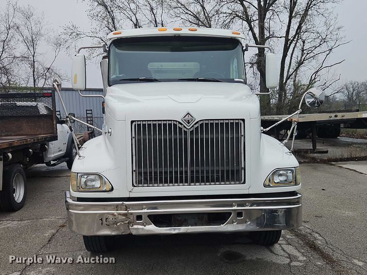 image for item EO7193 2003 International 9200i semi truck