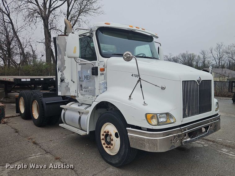 image for item EO7193 2003 International 9200i semi truck