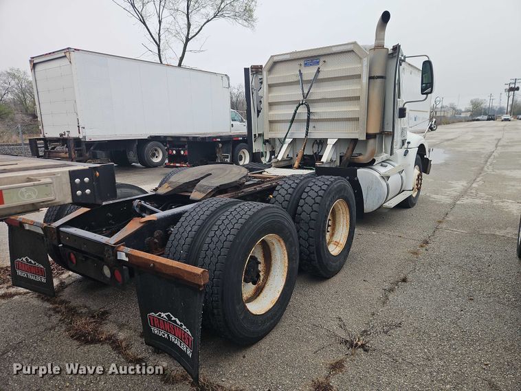 image for item EO7193 2003 International 9200i semi truck