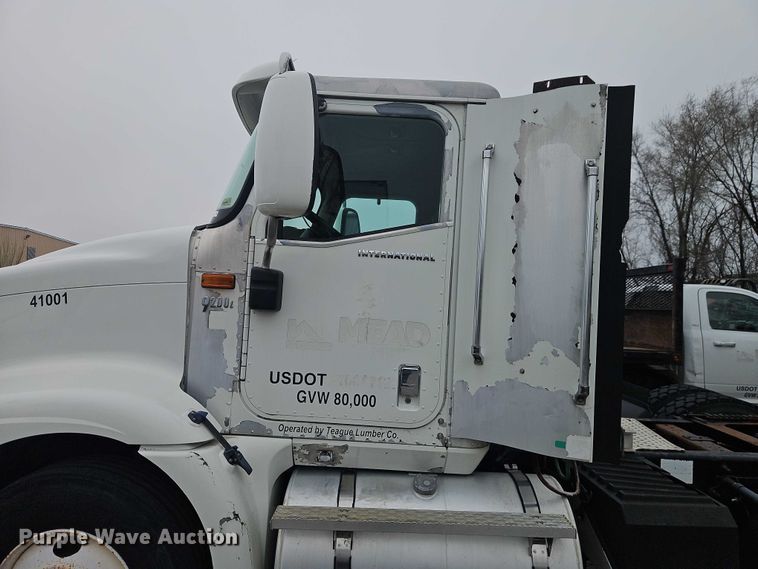 image for item EO7193 2003 International 9200i semi truck