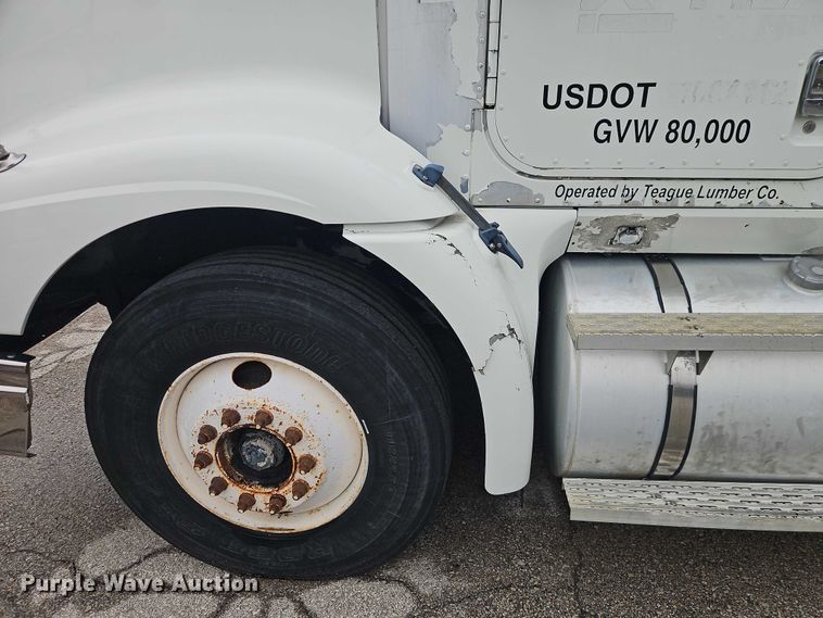 image for item EO7193 2003 International 9200i semi truck